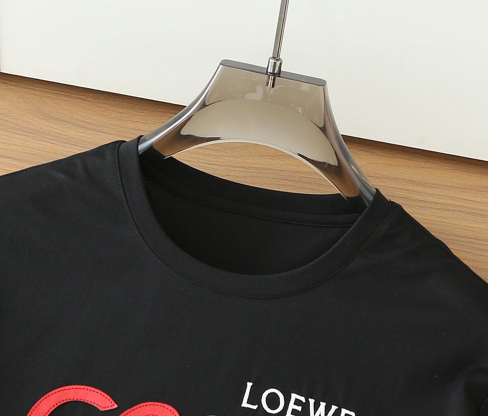 LOEWE罗意威看细节 贴皮绣➕刺绣图案 色彩丰富 立体有型 让整体的上身感更显质感 合体的剪裁 领口微