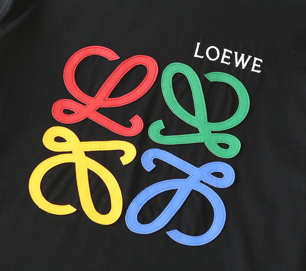 LOEWE罗意威看细节 贴皮绣➕刺绣图案 色彩丰富 立体有型 让整体的上身感更显质感 合体的剪裁 领口微