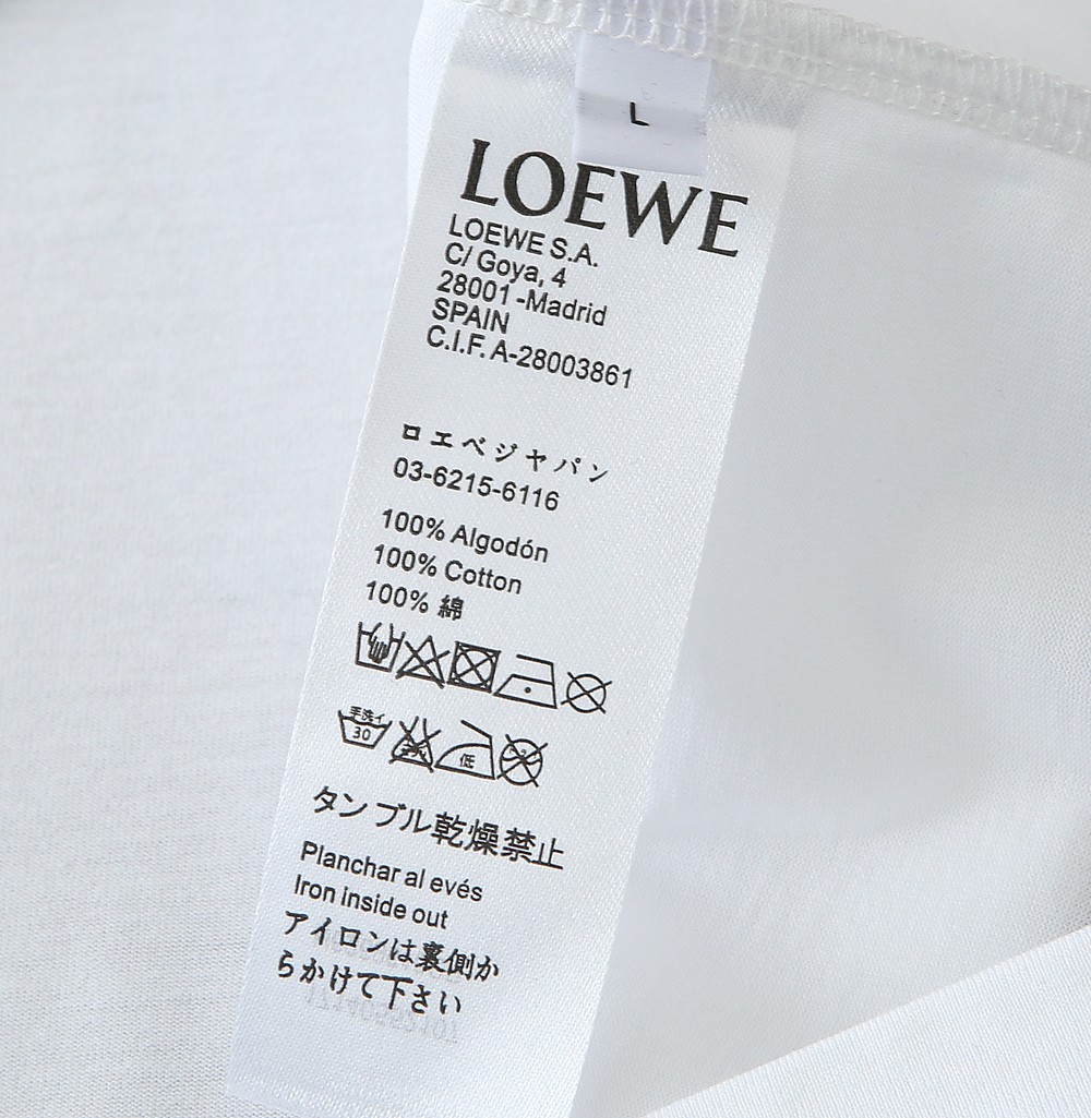 LOEWE罗意威看细节 贴皮绣➕刺绣图案 色彩丰富 立体有型 让整体的上身感更显质感 合体的剪裁 领口微