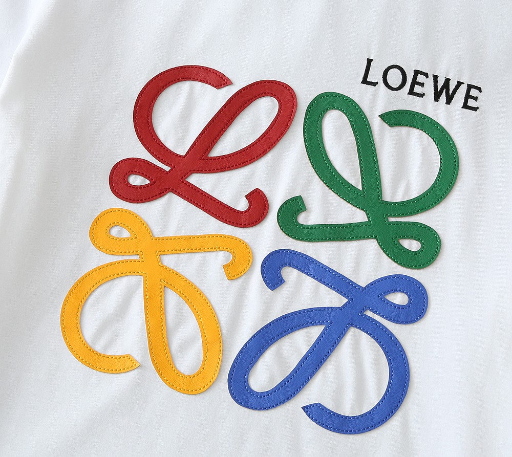 LOEWE罗意威看细节 贴皮绣➕刺绣图案 色彩丰富 立体有型 让整体的上身感更显质感 合体的剪裁 领口微