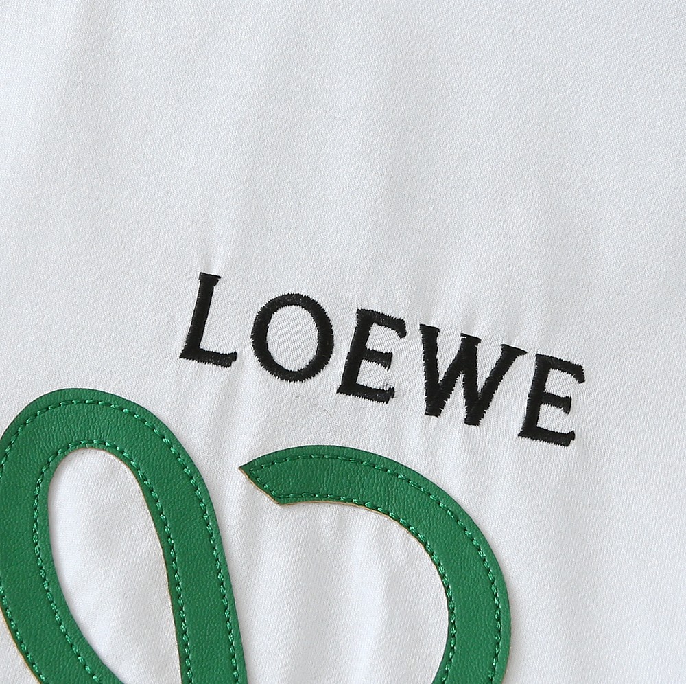 LOEWE罗意威看细节 贴皮绣➕刺绣图案 色彩丰富 立体有型 让整体的上身感更显质感 合体的剪裁 领口微