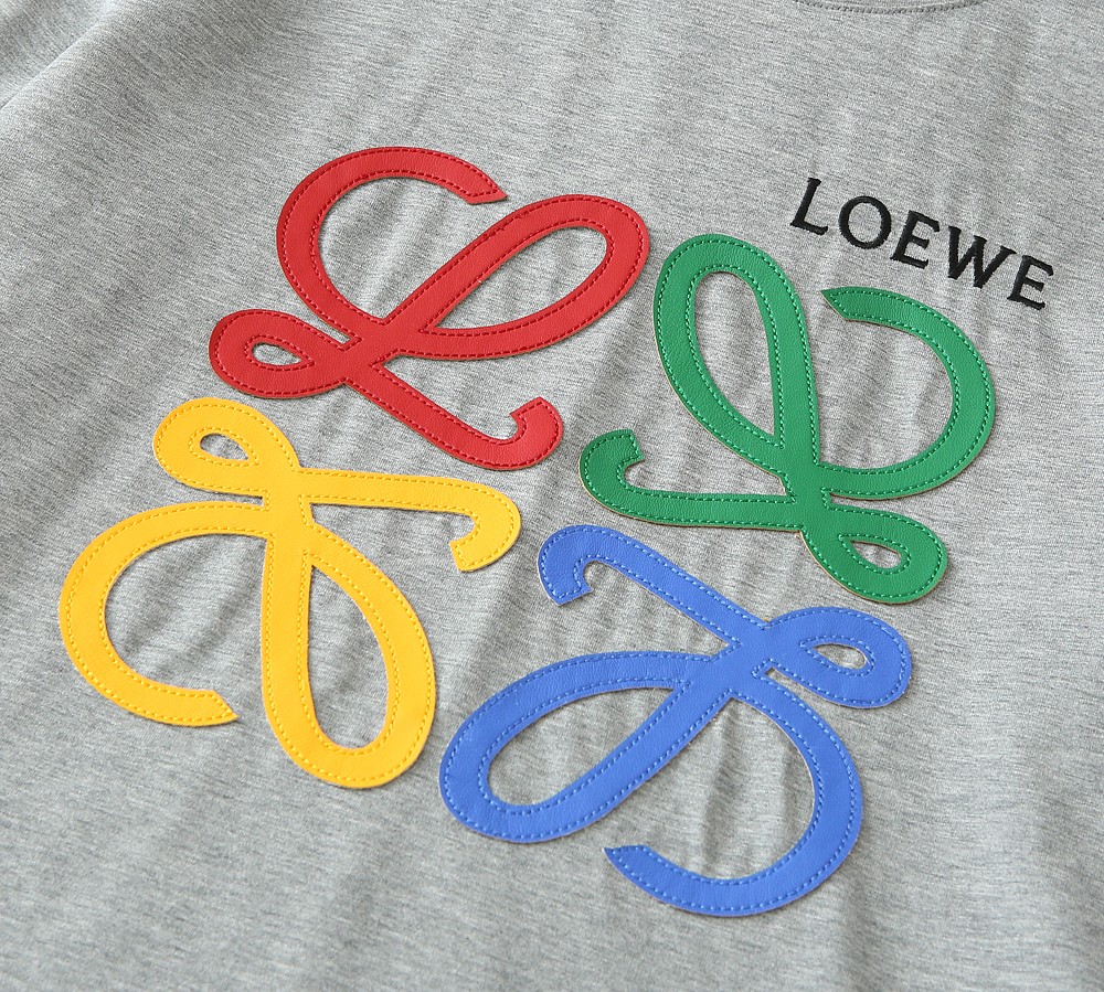 LOEWE罗意威看细节 贴皮绣➕刺绣图案 色彩丰富 立体有型 让整体的上身感更显质感 合体的剪裁 领口微