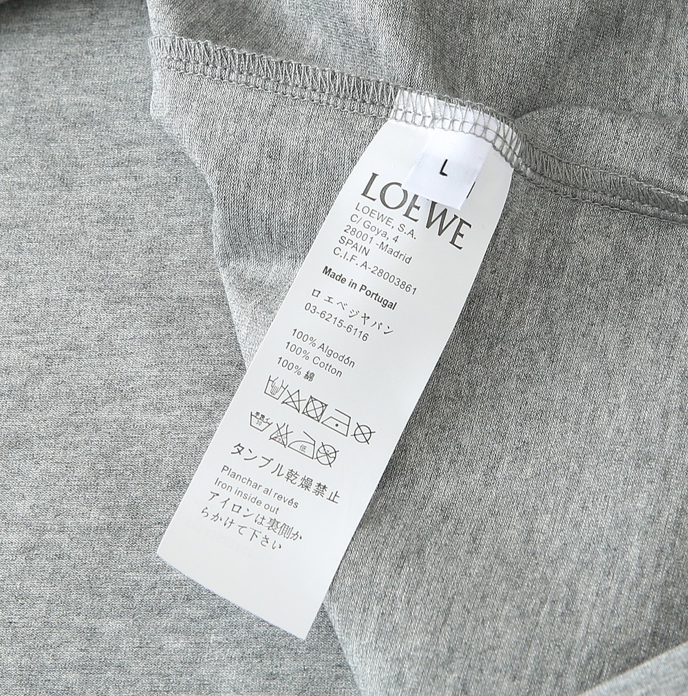 LOEWE罗意威看细节 贴皮绣➕刺绣图案 色彩丰富 立体有型 让整体的上身感更显质感 合体的剪裁 领口微