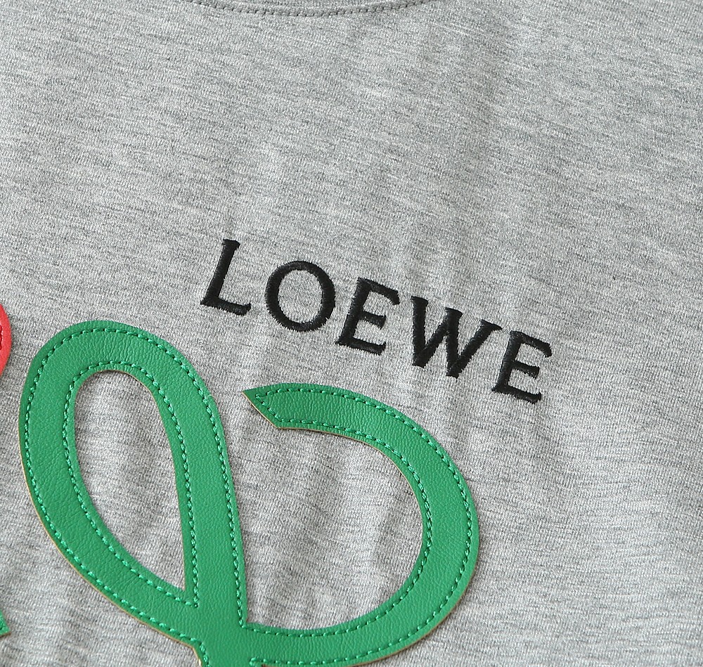 LOEWE罗意威看细节 贴皮绣➕刺绣图案 色彩丰富 立体有型 让整体的上身感更显质感 合体的剪裁 领口微