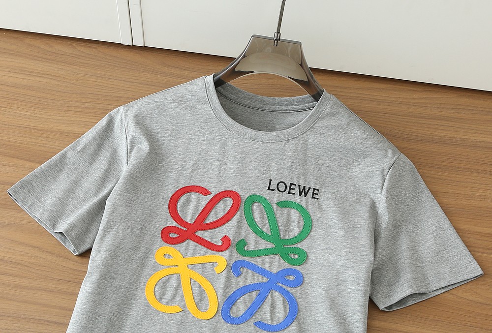 LOEWE罗意威看细节 贴皮绣➕刺绣图案 色彩丰富 立体有型 让整体的上身感更显质感 合体的剪裁 领口微