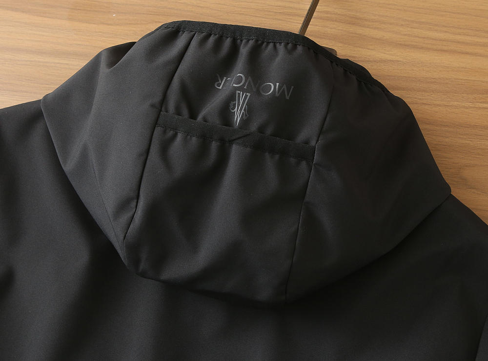 蒙口Moncler2026早春新款连帽夹克外套，众多明星都爱穿的时尚百搭单品！喜欢经典简约的朋友,一定不
