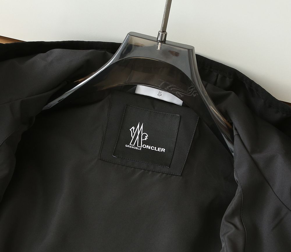 蒙口Moncler2026早春新款连帽夹克外套，众多明星都爱穿的时尚百搭单品！喜欢经典简约的朋友,一定不