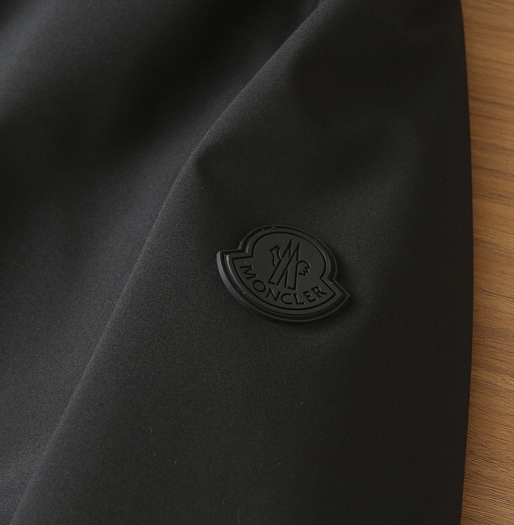 蒙口Moncler2026早春新款连帽夹克外套，众多明星都爱穿的时尚百搭单品！喜欢经典简约的朋友,一定不