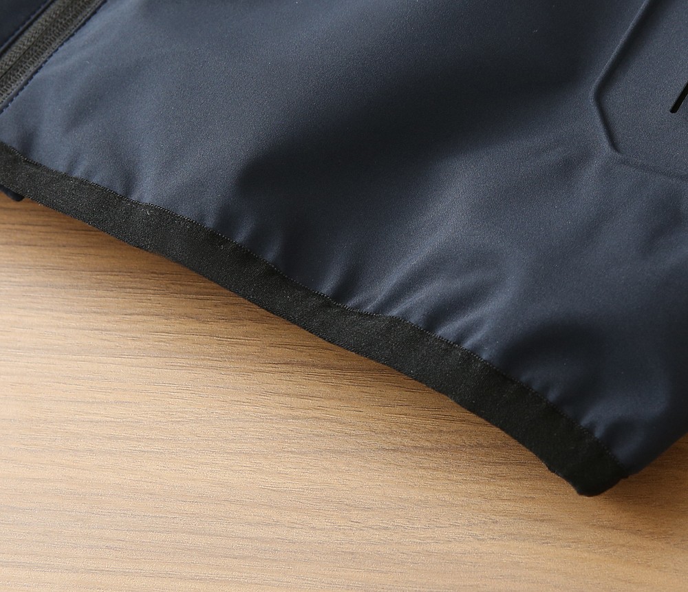 蒙口Moncler2026早春新款连帽夹克外套，众多明星都爱穿的时尚百搭单品！喜欢经典简约的朋友,一定不