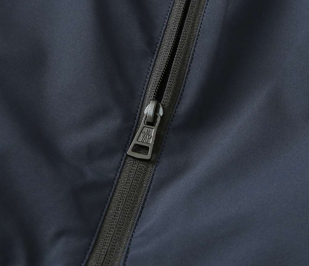蒙口Moncler2026早春新款连帽夹克外套，众多明星都爱穿的时尚百搭单品！喜欢经典简约的朋友,一定不