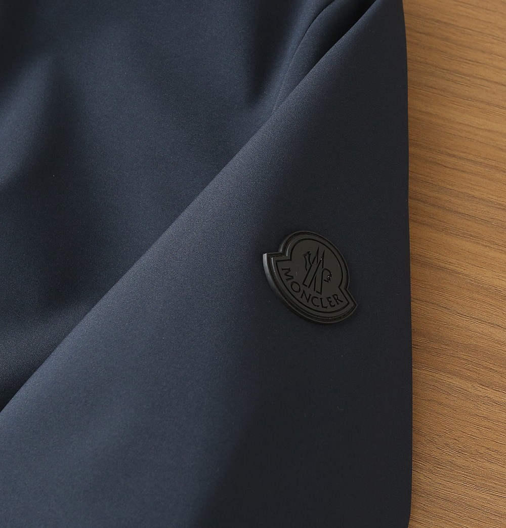 蒙口Moncler2026早春新款连帽夹克外套，众多明星都爱穿的时尚百搭单品！喜欢经典简约的朋友,一定不