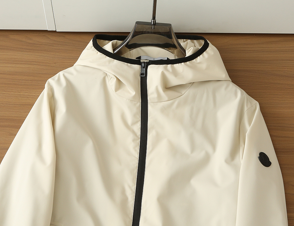 蒙口Moncler2026早春新款连帽夹克外套，众多明星都爱穿的时尚百搭单品！喜欢经典简约的朋友,一定不