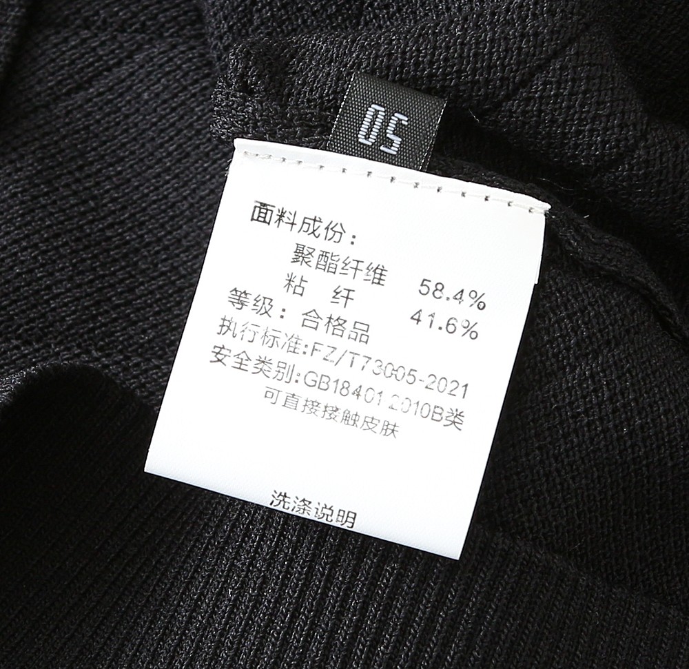 迪奥Dior翻领针织Polo短袖推荐！采用四平针的工艺 运用正反面不同织法 让结构变得更紧密 表面平滑 