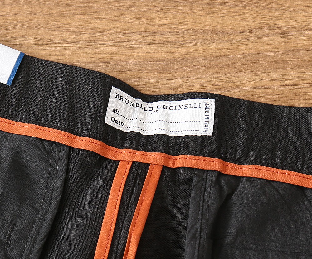 BC老钱新贵们的大爱 客供天丝面料有着极好的亲肤感 直脚休闲裤 经典款 商务休闲都实穿的一款 合体的剪裁