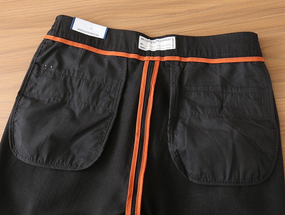 BC老钱新贵们的大爱 客供天丝面料有着极好的亲肤感 直脚休闲裤 经典款 商务休闲都实穿的一款 合体的剪裁