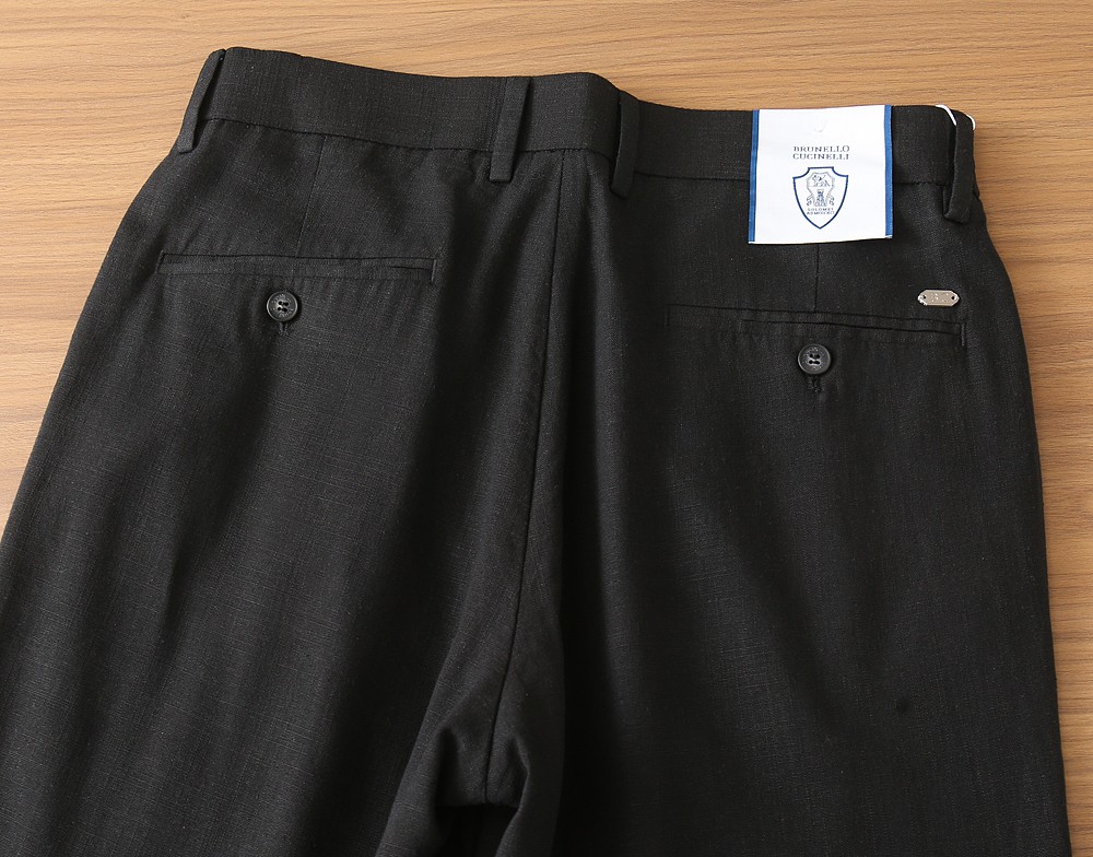 BC老钱新贵们的大爱 客供天丝面料有着极好的亲肤感 直脚休闲裤 经典款 商务休闲都实穿的一款 合体的剪裁