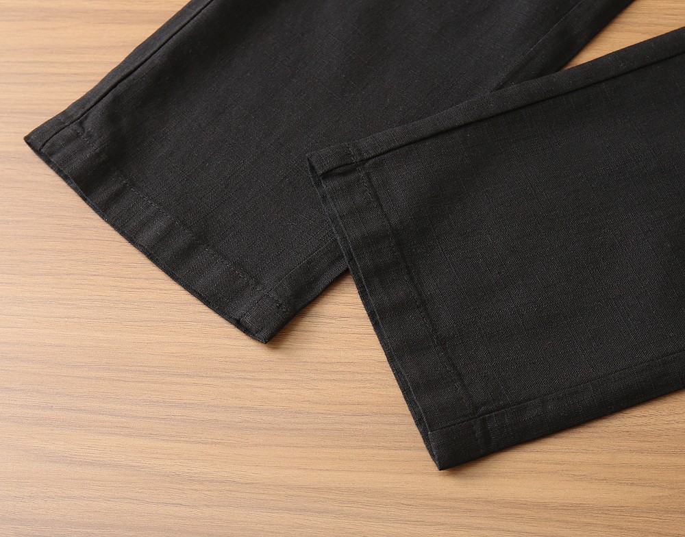 BC老钱新贵们的大爱 客供天丝面料有着极好的亲肤感 直脚休闲裤 经典款 商务休闲都实穿的一款 合体的剪裁