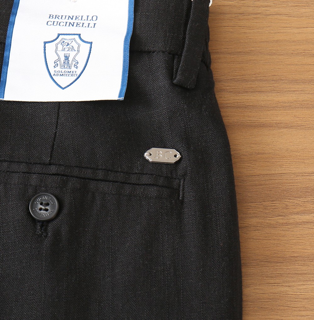 BC老钱新贵们的大爱 客供天丝面料有着极好的亲肤感 直脚休闲裤 经典款 商务休闲都实穿的一款 合体的剪裁