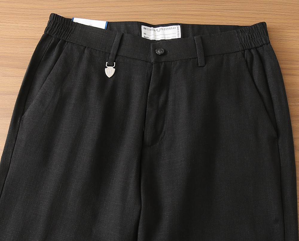 BC老钱新贵们的大爱 客供天丝面料有着极好的亲肤感 直脚休闲裤 经典款 商务休闲都实穿的一款 合体的剪裁