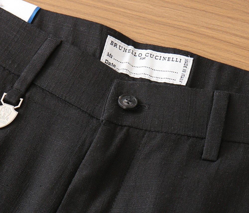 BC老钱新贵们的大爱 客供天丝面料有着极好的亲肤感 直脚休闲裤 经典款 商务休闲都实穿的一款 合体的剪裁