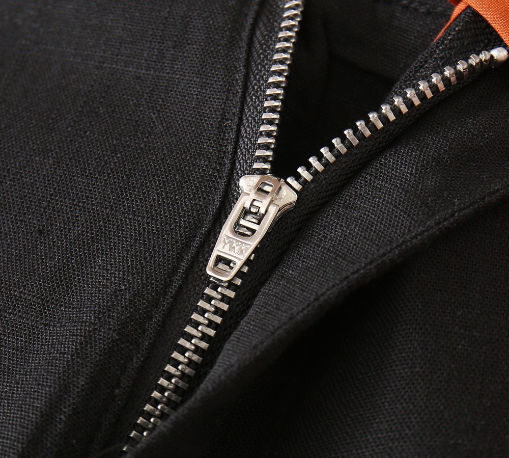 BC老钱新贵们的大爱 客供天丝面料有着极好的亲肤感 直脚休闲裤 经典款 商务休闲都实穿的一款 合体的剪裁