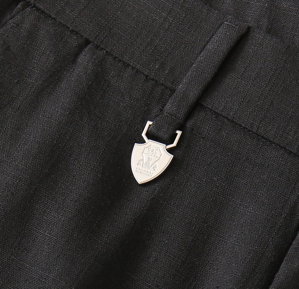 BC老钱新贵们的大爱 客供天丝面料有着极好的亲肤感 直脚休闲裤 经典款 商务休闲都实穿的一款 合体的剪裁