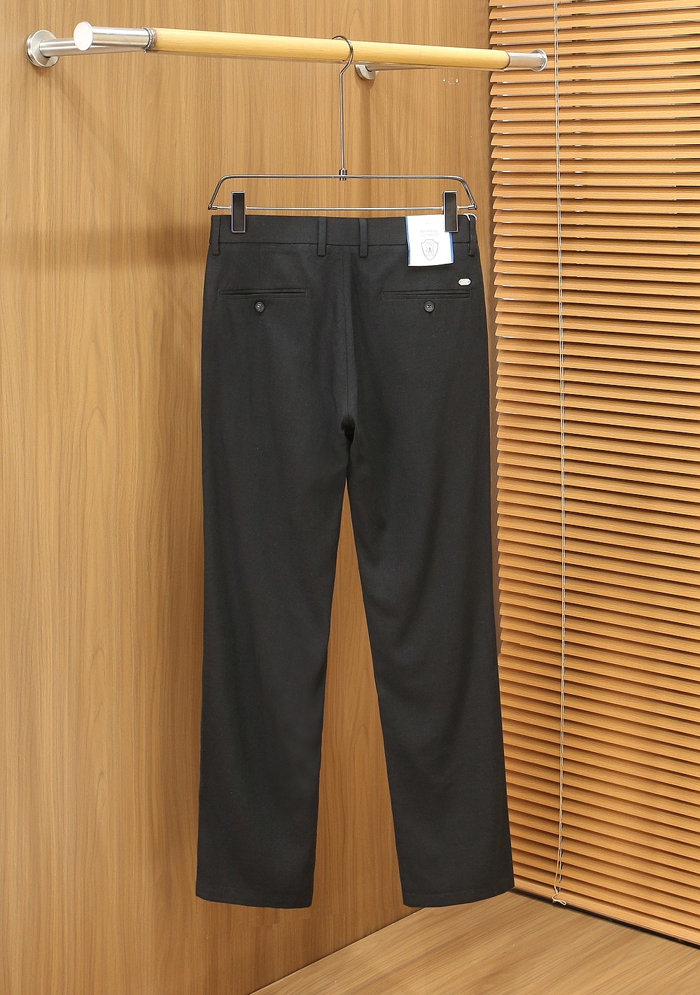 BC老钱新贵们的大爱 客供天丝面料有着极好的亲肤感 直脚休闲裤 经典款 商务休闲都实穿的一款 合体的剪裁