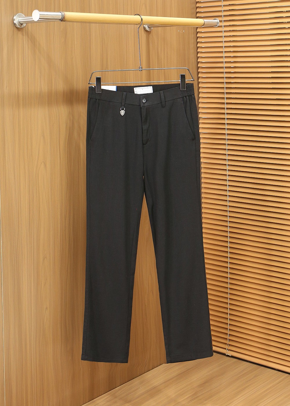 BC老钱新贵们的大爱 客供天丝面料有着极好的亲肤感 直脚休闲裤 经典款 商务休闲都实穿的一款 合体的剪裁