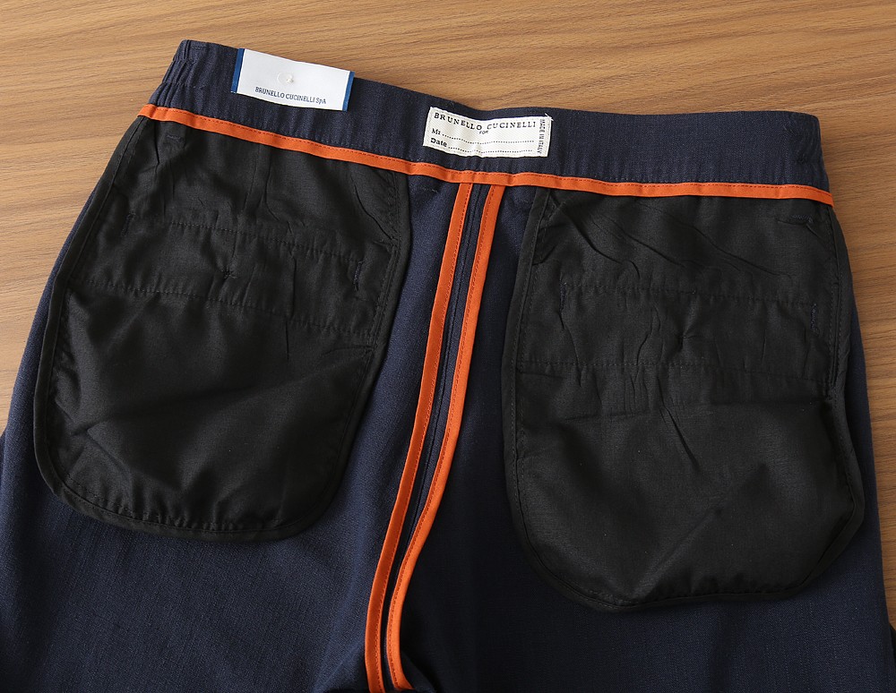 BC老钱新贵们的大爱 客供天丝面料有着极好的亲肤感 直脚休闲裤 经典款 商务休闲都实穿的一款 合体的剪裁