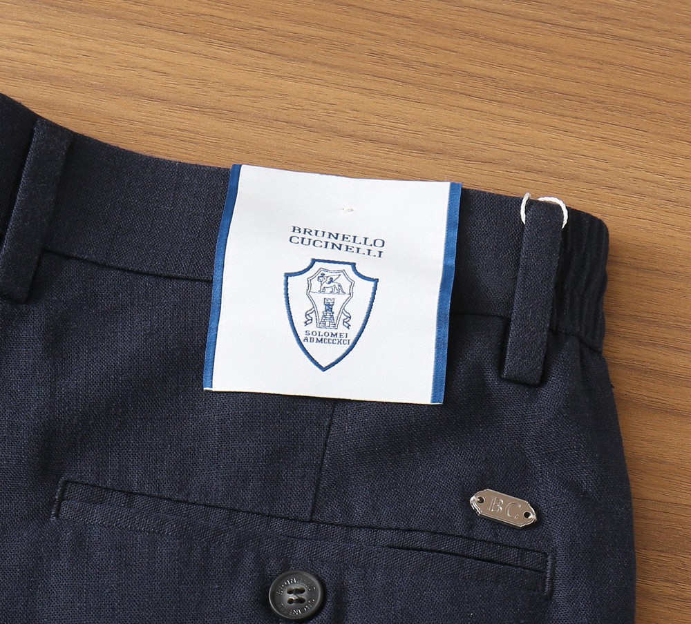 BC老钱新贵们的大爱 客供天丝面料有着极好的亲肤感 直脚休闲裤 经典款 商务休闲都实穿的一款 合体的剪裁