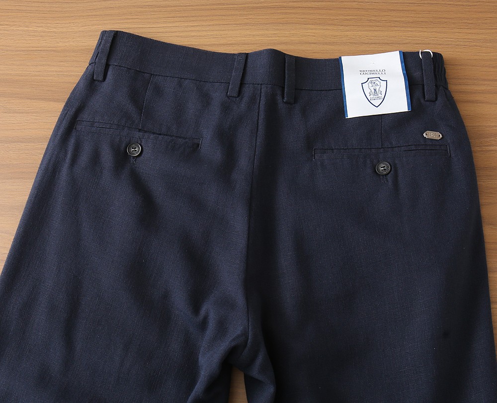 BC老钱新贵们的大爱 客供天丝面料有着极好的亲肤感 直脚休闲裤 经典款 商务休闲都实穿的一款 合体的剪裁