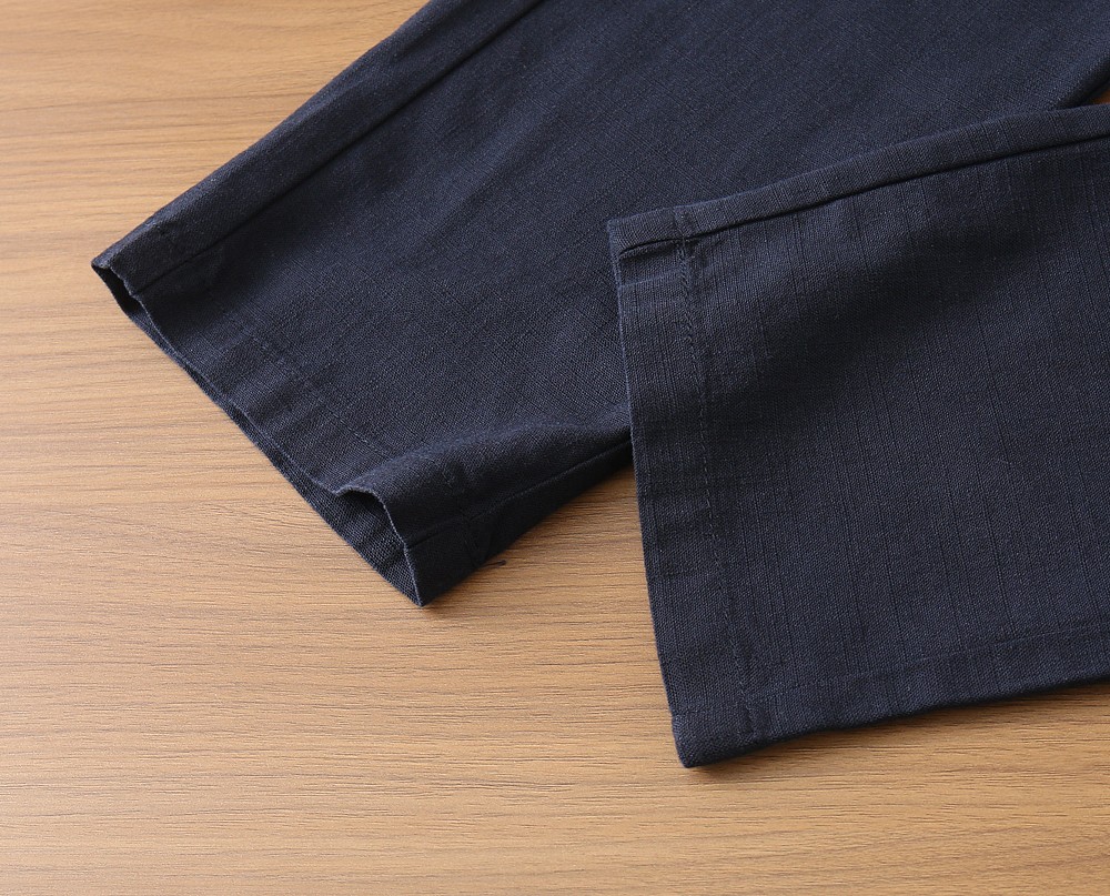 BC老钱新贵们的大爱 客供天丝面料有着极好的亲肤感 直脚休闲裤 经典款 商务休闲都实穿的一款 合体的剪裁