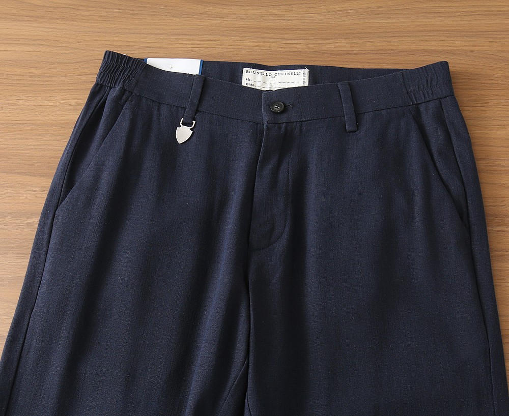 BC老钱新贵们的大爱 客供天丝面料有着极好的亲肤感 直脚休闲裤 经典款 商务休闲都实穿的一款 合体的剪裁