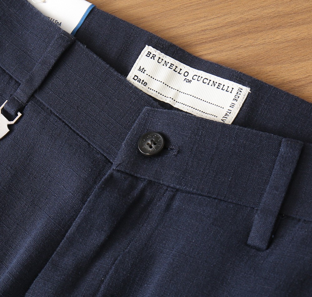 BC老钱新贵们的大爱 客供天丝面料有着极好的亲肤感 直脚休闲裤 经典款 商务休闲都实穿的一款 合体的剪裁