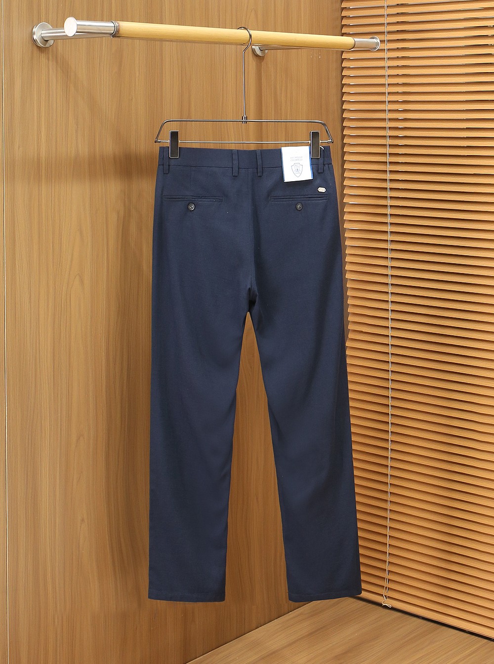 BC老钱新贵们的大爱 客供天丝面料有着极好的亲肤感 直脚休闲裤 经典款 商务休闲都实穿的一款 合体的剪裁