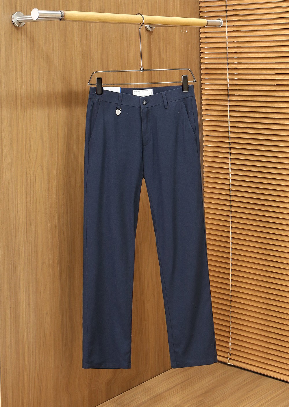 BC老钱新贵们的大爱 客供天丝面料有着极好的亲肤感 直脚休闲裤 经典款 商务休闲都实穿的一款 合体的剪裁