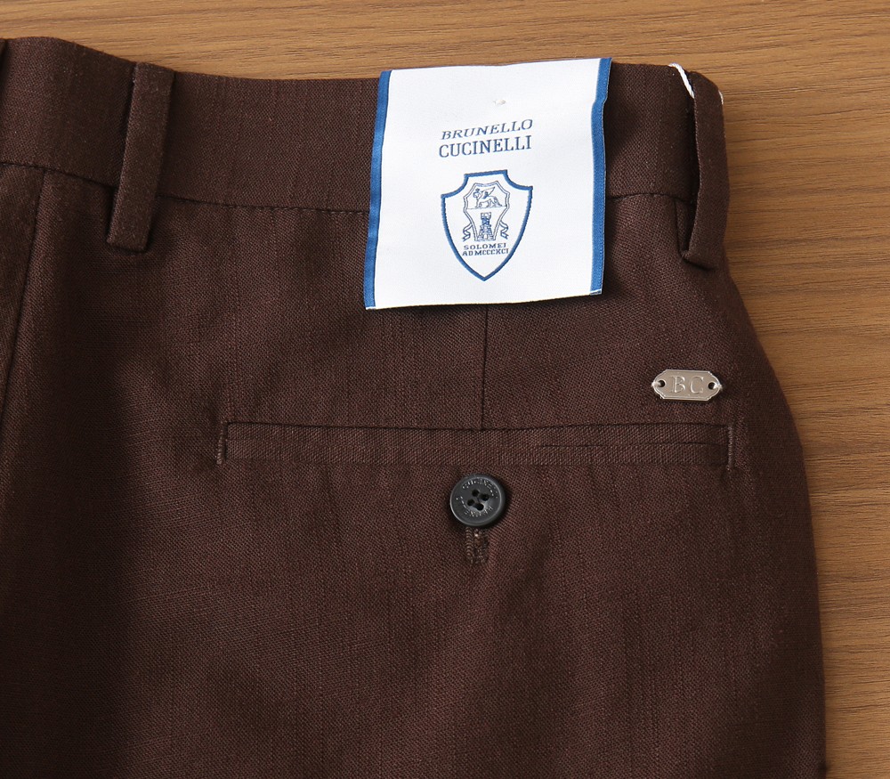 BC老钱新贵们的大爱 客供天丝面料有着极好的亲肤感 直脚休闲裤 经典款 商务休闲都实穿的一款 合体的剪裁