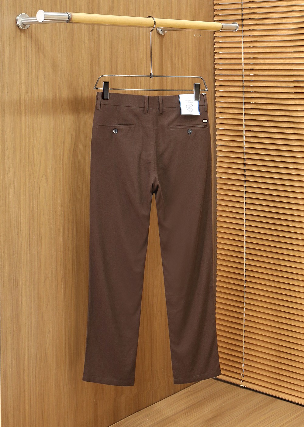 BC老钱新贵们的大爱 客供天丝面料有着极好的亲肤感 直脚休闲裤 经典款 商务休闲都实穿的一款 合体的剪裁