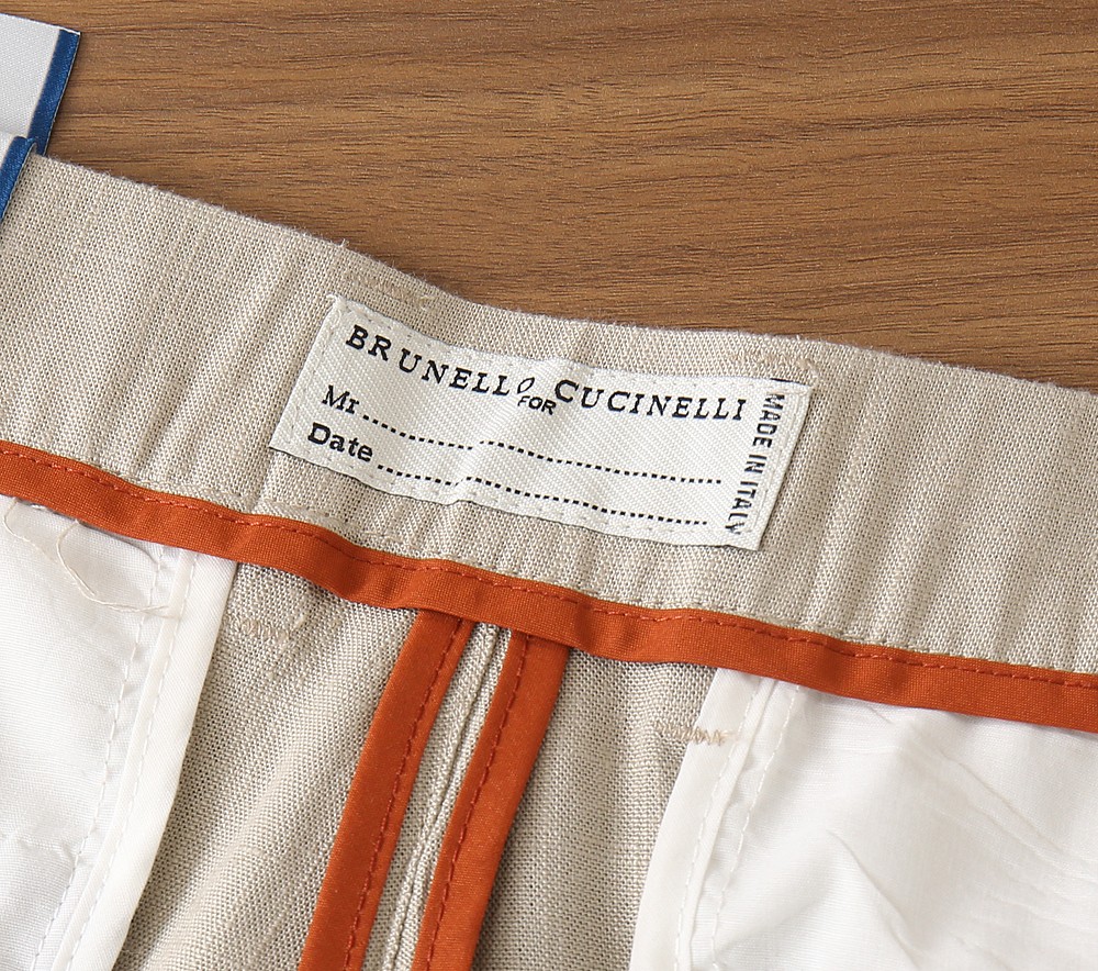 BC老钱新贵们的大爱 客供天丝面料有着极好的亲肤感 直脚休闲裤 经典款 商务休闲都实穿的一款 合体的剪裁