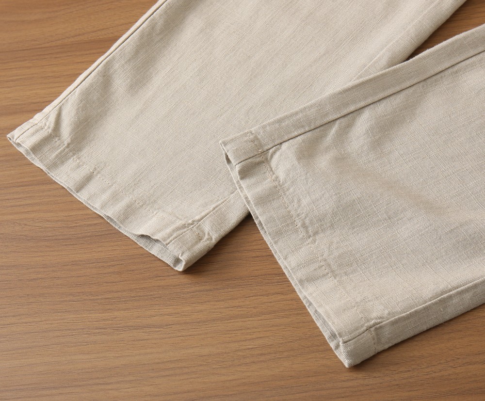 BC老钱新贵们的大爱 客供天丝面料有着极好的亲肤感 直脚休闲裤 经典款 商务休闲都实穿的一款 合体的剪裁