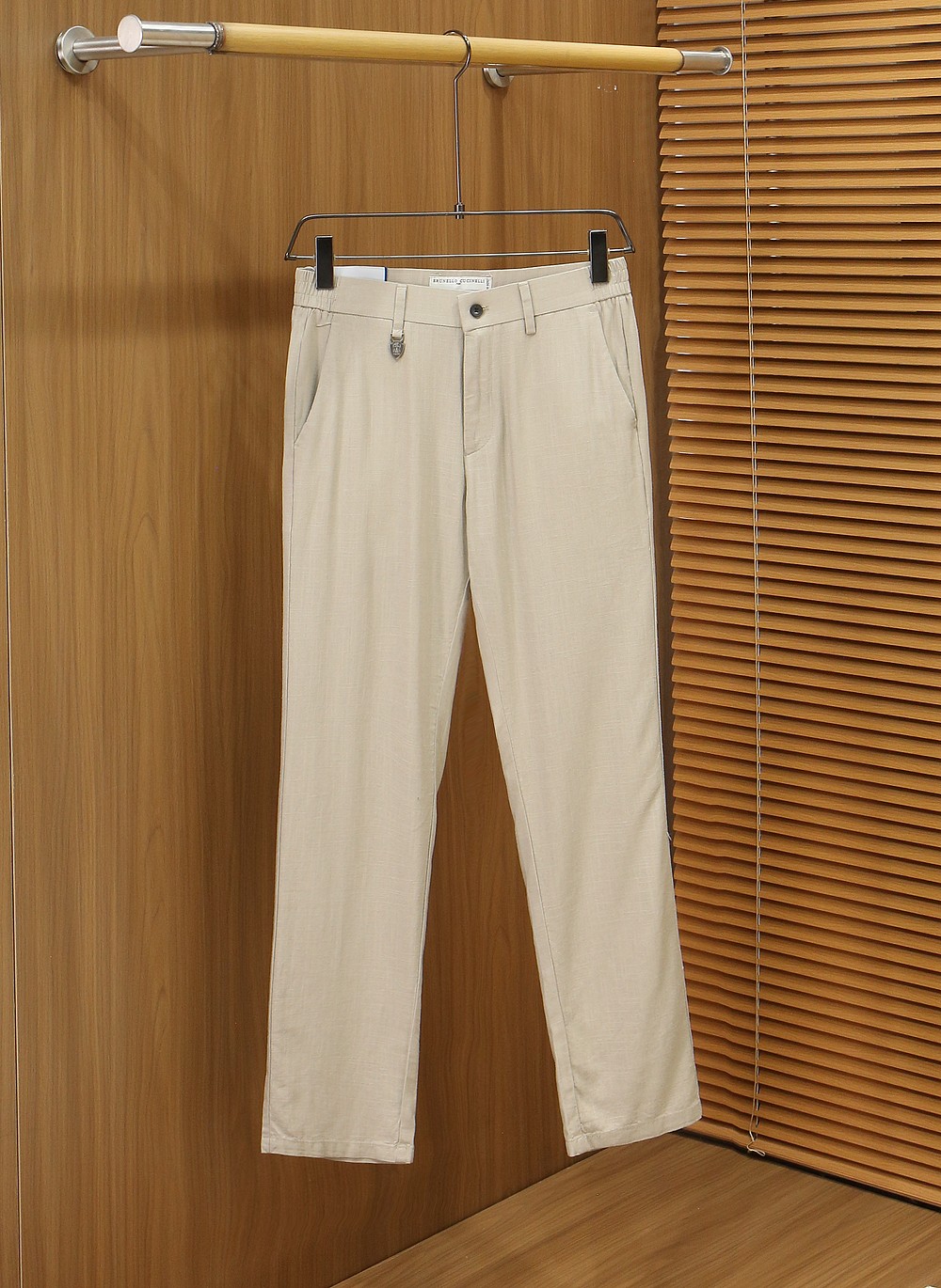 BC老钱新贵们的大爱 客供天丝面料有着极好的亲肤感 直脚休闲裤 经典款 商务休闲都实穿的一款 合体的剪裁