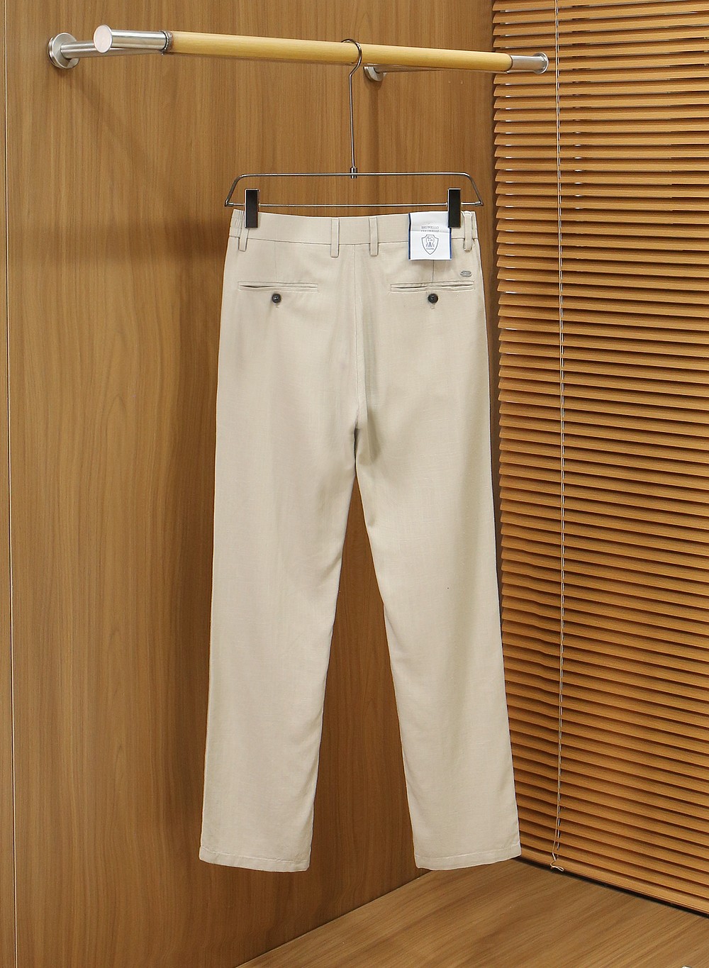 BC老钱新贵们的大爱 客供天丝面料有着极好的亲肤感 直脚休闲裤 经典款 商务休闲都实穿的一款 合体的剪裁