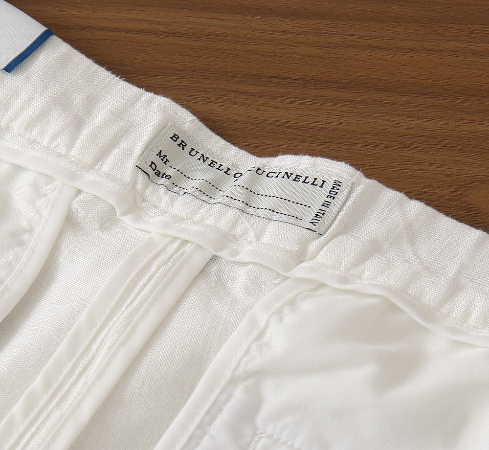 BC老钱新贵们的大爱 客供天丝面料有着极好的亲肤感 直脚休闲裤 经典款 商务休闲都实穿的一款 合体的剪裁