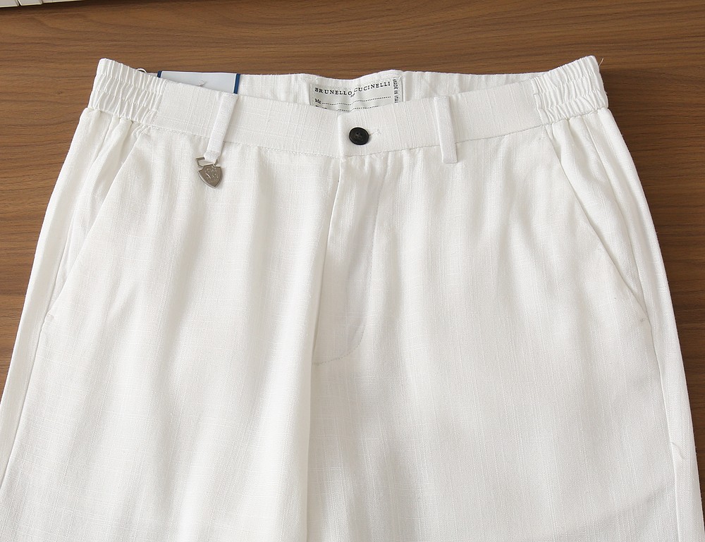 BC老钱新贵们的大爱 客供天丝面料有着极好的亲肤感 直脚休闲裤 经典款 商务休闲都实穿的一款 合体的剪裁