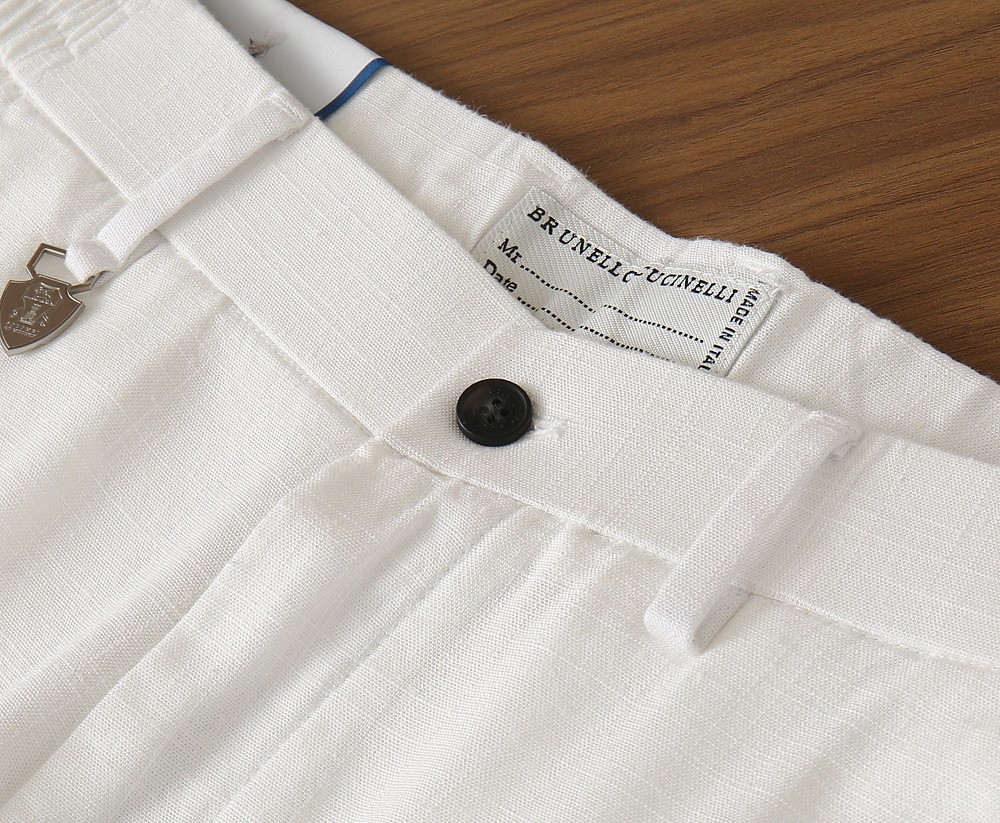 BC老钱新贵们的大爱 客供天丝面料有着极好的亲肤感 直脚休闲裤 经典款 商务休闲都实穿的一款 合体的剪裁