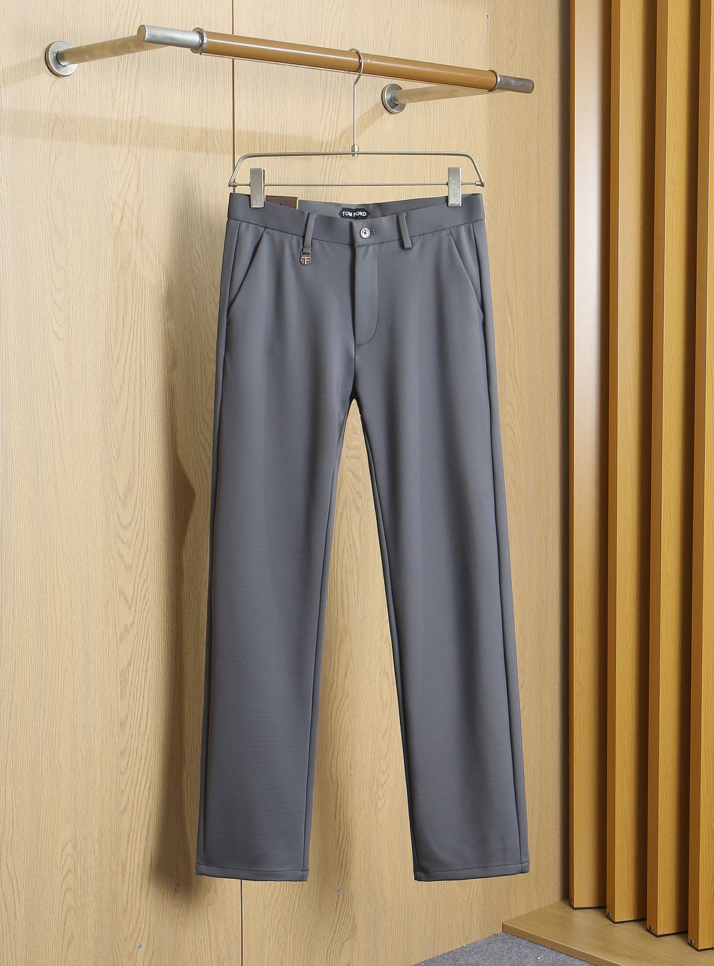 NO:935773,New#2026SS autumn and winter new styles are available!  TOMFORD custom-supplied four-way stretch fabric has excellent skin-friendly feel. Straight-leg casual pants, classic style, practical for both business and leisure. Fitted tailoring, embellished with pocket logo embroidery. Front and rear pockets are designed to be low-key and highlight the details, creating a balanced elegance in contrast. The fabric has an excellent soft feel, making the upper body comfortable and breathable. It absorbs moisture while wicking away perspiration while supporting a stiff drape. It goes well with both business and leisure. Color: black, blue, gray khaki  Size 29/30/31/32/33/34/35/36/38/40/42 Item No. 3301,,tom ford,19860909New#2026SS秋冬新款上新！ TOMFORD汤姆福特客供四面弹力面料有着极好的亲肤感 直脚休闲裤 经典款 商务休闲都实穿的一款 合体的剪裁 口袋标志刺绣的点缀 前后口袋设计低调而显细节亮点 在对比中营造平衡的优雅 面料有着极好的柔软手感 让上身舒适透气 吸湿排汗的同时又能支撑挺括垂感 商务休闲都能很好搭配 . 颜色；黑色 蓝色 灰色卡其色 尺码29/30/31/32/33/34/35/36/38/40/42 货号3301,,tom ford,,Men's clothing