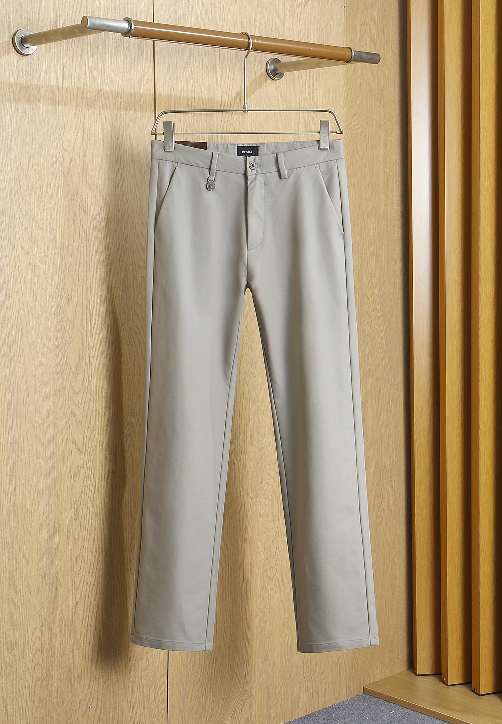 NO:935780,New#2026SS autumn and winter new styles are available!  Zegna ZEGNA business casual trousers are high-end customized series, sharing taste and value. The colors are super beautiful. They are very comfortable to wear. Low-key yet luxurious. They are very classy to wear. Needless to say the trousers style and cut. The upper body is exquisite and vivid. Really first-class top quality materials. Really palace-level casual trousers are made of Turkish cotton. The quality is outstanding. After heavy washing, the trousers are very soft. The shape is not picky and the upper body is absolutely stylish. Extremely luxurious!  Color; black blue gray khaki size 29/30/31/32/33/34/35/36/38/40/42 item number 3300,,zegna,19860909New#2026SS秋冬新款上新！ 杰尼亚ZEGNA商务休闲裤 高端定制系列,品味与价值共享 颜色超级好看 身穿着非常舒适 低调不失奢华 穿出去非常有档次,裤型款式和裁剪亦无需多言 上身精致跃然.真正一等一顶级质料 真正殿堂级的休闲裤,选用土耳其的棉花 品质卓然 经过重水洗使得裤子很柔软 版型不挑人 上身绝对的有型 极度奢华！ 颜色；黑色 蓝色 灰色卡其色 尺码29/30/31/32/33/34/35/36/38/40/42 货号3300,,zegna,,Men's clothing