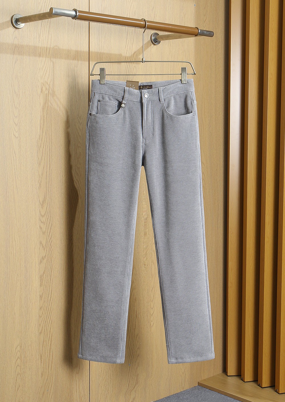 NO:935784,New#2026SS autumn and winter new styles are available!  Loro Piana men's original corduroy casual pants, highly recommended!  Quality 'beer' This model uses the original exclusive corduroy fabric!  The craftsmanship is top notch in logo hardware decoration!  It has a strong three-dimensional sense and is visually stunning. The pattern is presented by the iconic brand pattern. It is very recognizable and high-end and fashionable, and effectively demonstrates your identity!  In addition, it feels full of cotton, has both comfort and breathability, is extremely delicate to the touch, and has excellent skin-friendliness!  The details are perfect, all kinds of exquisite and elegant, the shape is very strong, the upper body is full of shape, and it is a unique type on the market. Color: black, brown, beige, gray, size 29/30/31/32/33/34/35/36/38/40/42 Item No. 661, loro piana,19860909New#2026SS秋冬新款上新！ Loro Piana诺悠翩雅男士原单灯芯绒休闲裤,重磅推荐！品质“牛啤” 此款所运用原版专属灯芯绒面料！还是工艺都堪称顶尖logo五金修饰！立体感极强,视觉极其惊艳震撼,图案由标志性的品牌图案呈现,辨识度非常鲜明且高级时髦,有力彰显身份！此外棉感十足,舒适性与透气性兼备,触感极为细腻,亲肤性绝佳！细节完美如斯,各种精湛考究 造型感极强,上身型款十足,属于市面独一无二的类型. 颜色；黑色 咖色 米色 灰色 尺码29/30/31/32/33/34/35/36/38/40/42 货号661,,loro piana,,Men's clothing