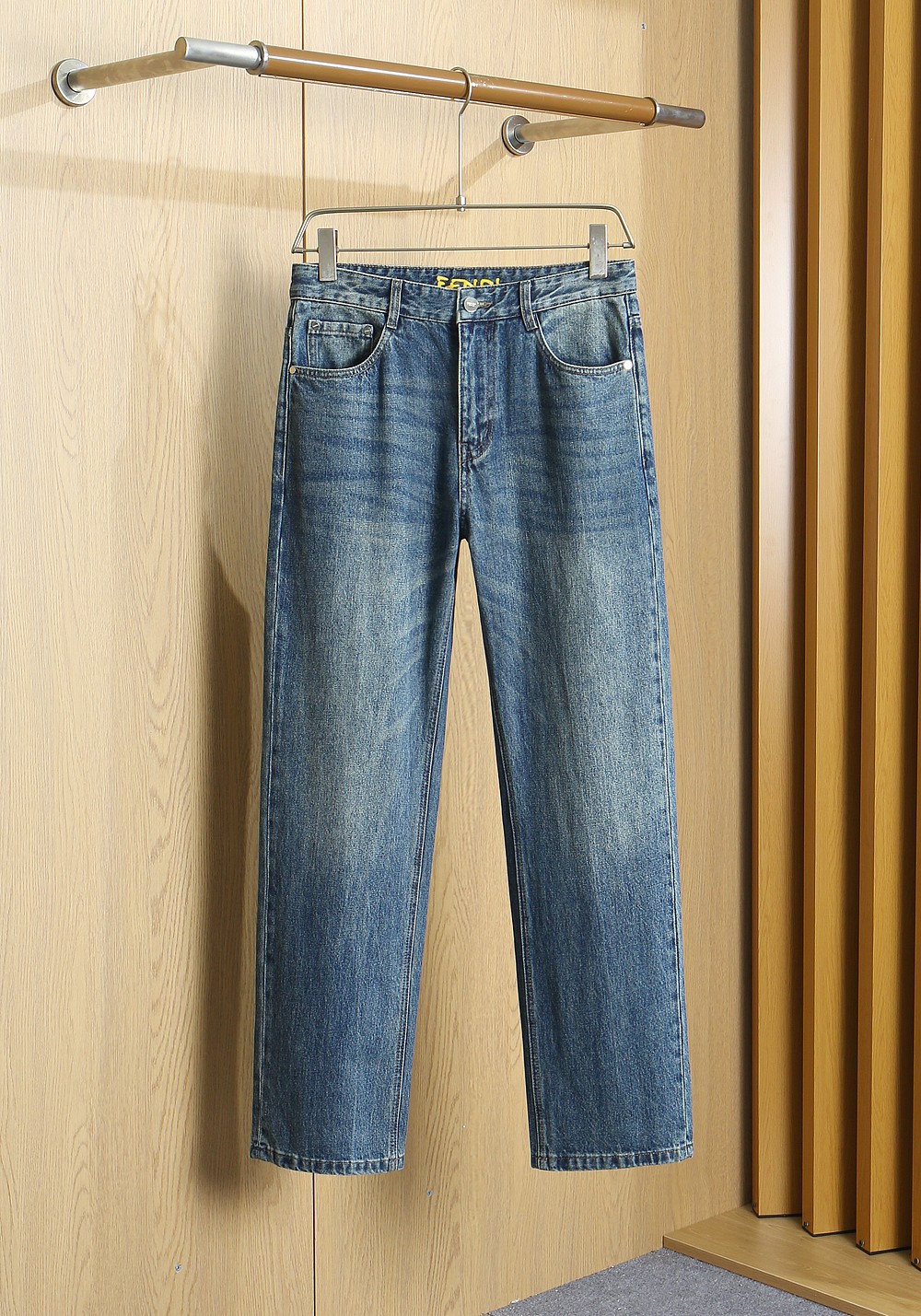 NO:935781,FENDI Fendi 2026 SS new autumn and winter men's fashion high-end jeans are sold through Hong Kong channels. They are produced by Japanese original factories and are of pure blood quality. They perfectly inherit the essence and genes of the family. From the main fabric to the detailed craftsmanship, they all demonstrate the quality of the ingenuity. Multiple brand elements are used to interpret it, and precious cowhide materials are selected to construct the logo waist brand leather design!  A soulful expression of identity!  We provide customers with high-grade imported pure cotton fabrics, very high-end and fashionable detailed craftsmanship, and the red ear cloth is made by a specific antique loom. This element represents the identity and rank of the jeans, which is worth savoring!  It is invincible in terms of matching, interpreting the versatility in place, paying attention to the details, all the accessories are supplied by foreign merchants, the tailoring is fit and slim, and the upper body butt lifting effect is excellent. It is a styling item that can only be found but not sought after!  Size 29/30/31/32/33/34/35/36/38/40/42 Item No. 516,,fendi,fendi,jeans,cowhide,19860909FENDI芬迪2026SS秋冬新品男士时装款高端牛仔裤香港洋行渠道货,日本原厂出品,纯血统品质,完美延续了家的精髓与基因,从主体面料到细节工艺,无不彰显出品质的匠心所在,运用多个品牌元素标识来诠释,选取矜贵的牛皮材质构建logo腰牌皮革设计！属于灵魂式的身份彰显！客供高级进口的纯棉面料,非常高级且时髦的细节工艺,赤耳布是由特定古董织布机完成,此元素代表着牛仔裤的身份及段位,非常值得细品悦人！在搭配上所向无敌,把百搭阐释到位,细节匠心考究,辅料皆为外商客供,剪裁合体修身,上身提臀效果绝佳,可遇而不可求的造型单品！ 尺码29/30/31/32/33/34/35/36/38/40/42 货号516,,fendi,fendi,jeans,cowhide,,Men's clothing