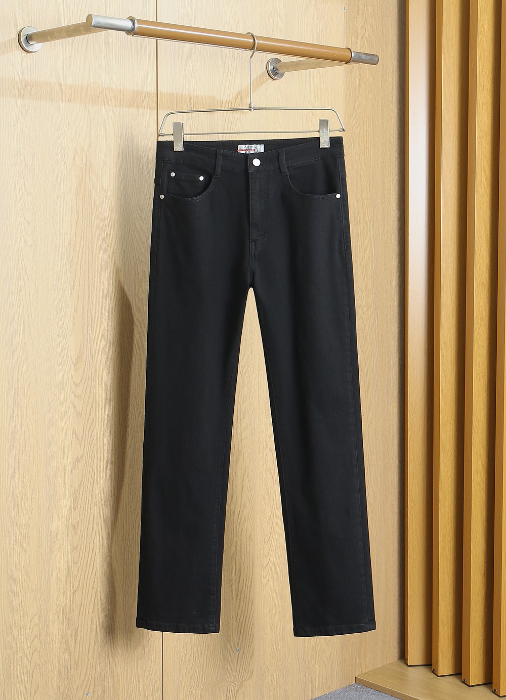 NO:935793,PRADA 2026SS early autumn new men's fashion high-end jeans are sold through Hong Kong channels. They are produced by original Japanese factories and are of pure blood quality. They perfectly inherit the essence and genes of the house. From the main fabric to the detailed craftsmanship, they all demonstrate the quality of the ingenuity. Multiple brand elements are used to interpret it, and precious cowhide materials are selected to construct the logo waist brand leather design!  A soulful expression of identity!  We provide customers with high-grade imported pure cotton fabrics, very high-end and fashionable detailed craftsmanship, and the red ear cloth is made by a specific antique loom. This element represents the identity and rank of the jeans, which is worth savoring!  It is invincible in terms of matching, interpreting the versatility in place, paying attention to the details, all the accessories are supplied by foreign merchants, the tailoring is fit and slim, and the upper body butt lifting effect is excellent. It is a styling item that can only be found but not sought after!  Size 29/30/31/32/33/34/35/36/38/40/42 Item No. 660,,prada,prada,jeans,cowhide,19860909普拉达PRADA 2026SS早秋新品男士时装款高端牛仔裤香港洋行渠道货,日本原厂出品,纯血统品质,完美延续了家的精髓与基因,从主体面料到细节工艺,无不彰显出品质的匠心所在,运用多个品牌元素标识来诠释,选取矜贵的牛皮材质构建logo腰牌皮革设计！属于灵魂式的身份彰显！客供高级进口的纯棉面料,非常高级且时髦的细节工艺,赤耳布是由特定古董织布机完成,此元素代表着牛仔裤的身份及段位,非常值得细品悦人！在搭配上所向无敌,把百搭阐释到位,细节匠心考究,辅料皆为外商客供,剪裁合体修身,上身提臀效果绝佳,可遇而不可求的造型单品！ 尺码29/30/31/32/33/34/35/36/38/40/42 货号660,,prada,prada,jeans,cowhide,,Men's clothing